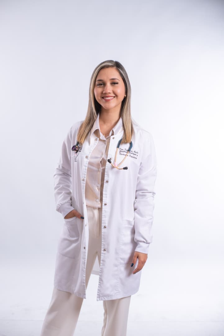 Doctora atendiendo con cercanía a paciente pediátrica en consulta
